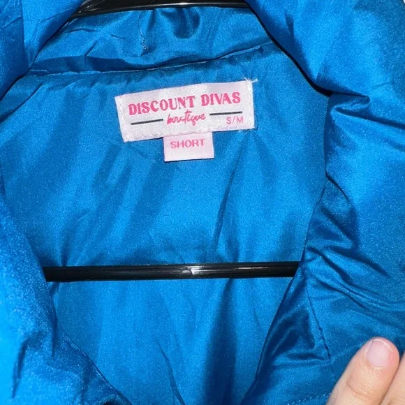 Discount Diva’s Puffer Vest - Women Short - Picture 3 of 3